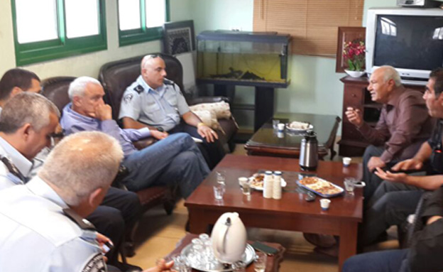 השר בפגישה עם ראשי מועצת כפר כנא (צילום: חטיבת דוברות המשטרה)