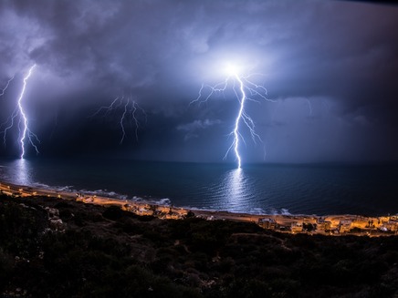 ברקים מעל הים, הלילה (צילום: עמית פימה, המייל האדום)