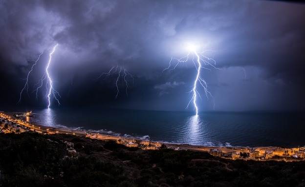ברקים מעל הים, הלילה (צילום: עמית פימה, המייל האדום)