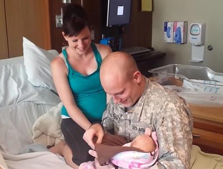 החייל הפתיע אצת אשתו בחדר הלידה (צילום: popsugar.com)