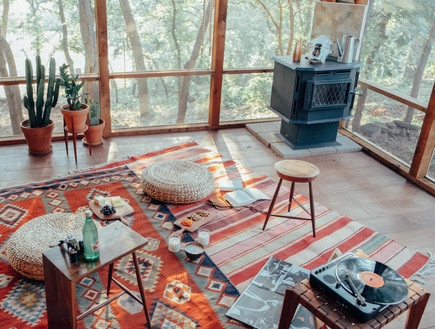 סגנון בוהמייני, מתון המאופיין בעיקר בשימוש בשטיחים צבעוניים פופים 