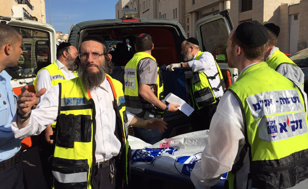 זירת הפיגוע בבית הכנסת (צילום: ארגון זק"א – איתור חילוץ והצלה)
