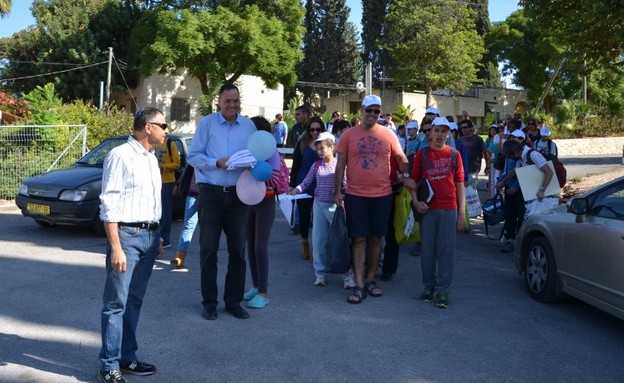 תלמידי בית הספר מול תבור ביום הראשון לכניסתם לבניי תלמידי בית הספר מול תבור ביום הראשון לכניסתם לבניי