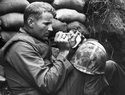 חייל מאכיל חתלתול (צילום: Sgt Martin Riley, GettyImages IL)