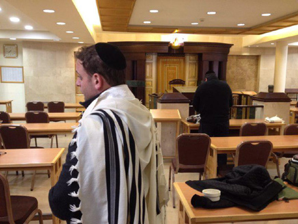 מתפללים בבית הכנסת, הבוקר (צילום: חדשות 2)
