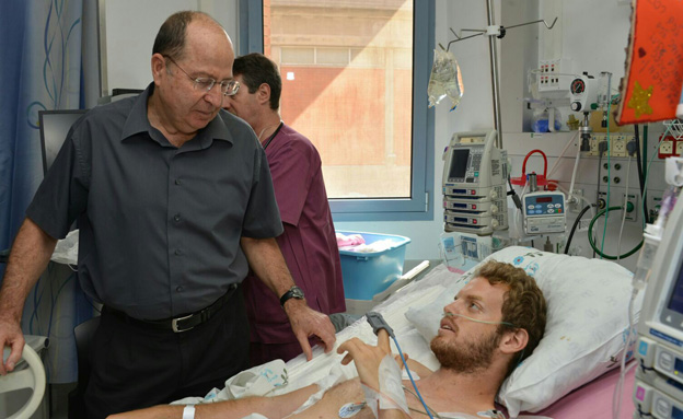 שר הביטחון מבקר את לוי בבית החולים (צילום: באדיבות המצולם)