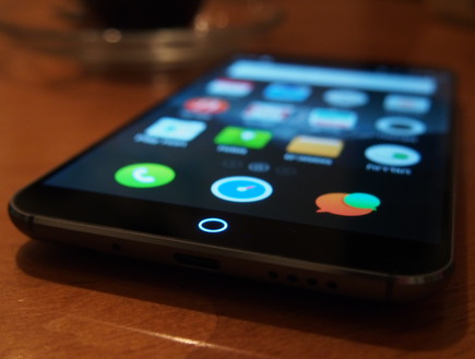אנדרואיד עם עיצוב של אייפון. Meizu MX4 (צילום: ניב ליליאן, NEXTER)