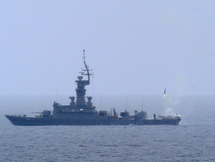 סחר בנשק - שיגור טיל ברק באימון מסטיל של סינגפור (צילום: חיל הים ארהב)