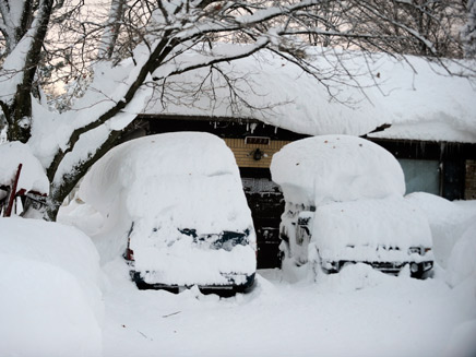 שלג כבד קבר תחתיו ערים שלמות (צילום: AP)