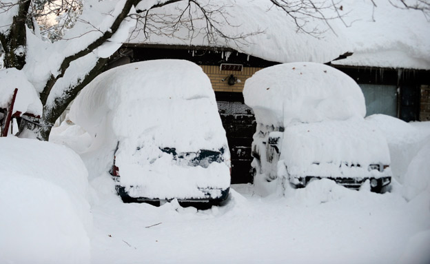 שלג כבד קבר תחתיו ערים שלמות (צילום: AP)