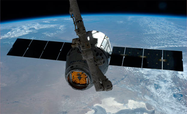 תחנת החלל על רקע כדור הארץ (צילום: רויטרס)