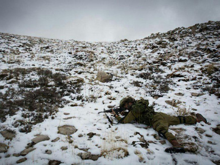 חייל מחטיבת הצנחנים בשלג הראשון