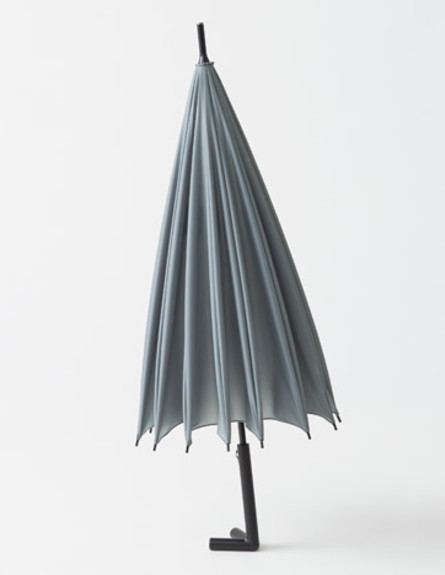 מטריות - עומדת על ידית אחת   (צילום: Akihiro Yoshida)