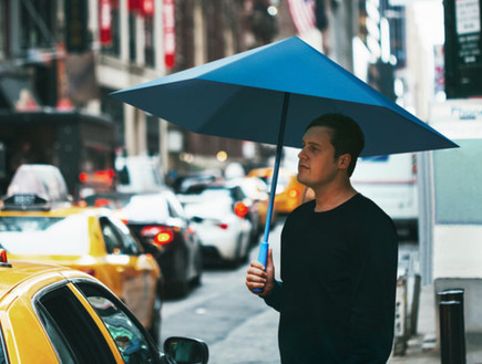 מטריות - מי בכלל צריך את שלד המתכת הזה (צילום: kickstarter)