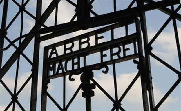 השלט הנעדר. שער הכניסה למחנה הריכוז דכאו (צילום: AP)