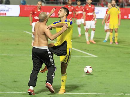 האלימות בכדורגל עולה על גדותיה (אלן שיבר) (צילום: ספורט 5)