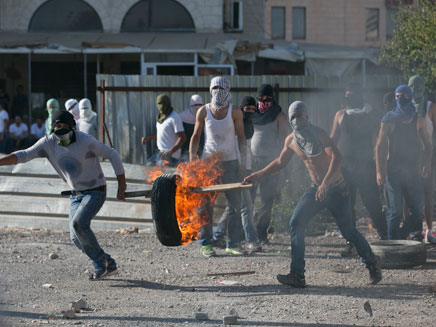 הפגנה בשועפאט: זורקים אבנים ומדליקים צמיגים (צילום: reuters)