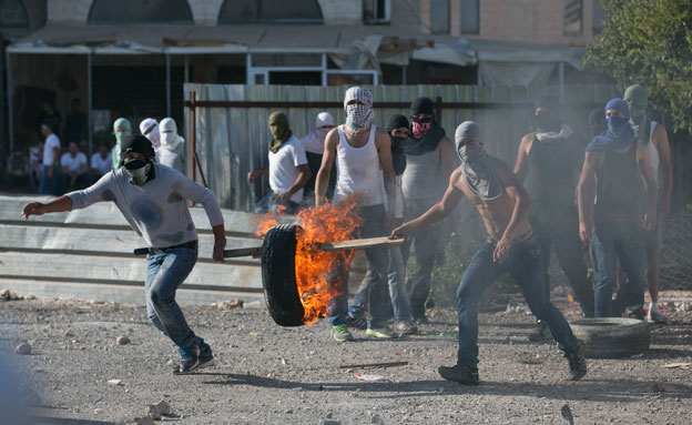 הפגנה בשועפאט: זורקים אבנים ומדליקים צמיגים (צילום: reuters)