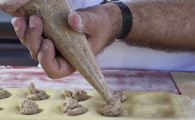 רביולי במילוי בשר ברוטב שמנת (צילום: אנטולי מיכאלו, קמפנלו)