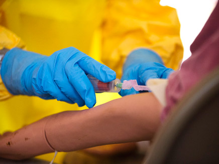 לקראת חיסון מוצלח? מטופל נגד אבולה, ארכיון (צילום: AP)