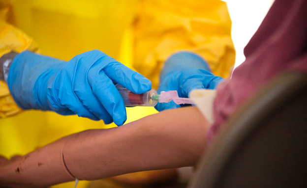 לקראת חיסון מוצלח? מטופל נגד אבולה, ארכיון (צילום: AP)