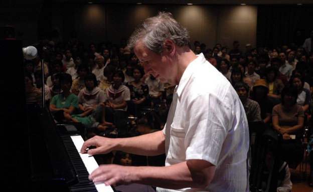 בוב מנגן על פסנתר (צילום: מתוך האתר bobmilne.com, צילום ביתי)