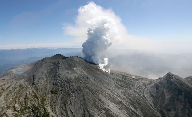 התפרצות הר געש ביפן, טיסות בוטלו (צילום: AP)
