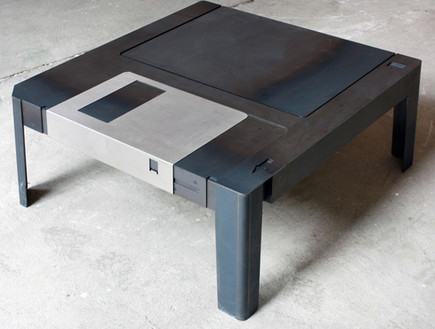 עיצוב גיקי, שולחן דיסקט, מחיר 3,627 שקל, להשיג Flo (צילום: Floppytable.com)