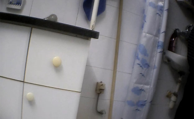 רק וילון חוצץ בין המטבח למקלחת (צילום: חדשות 2)