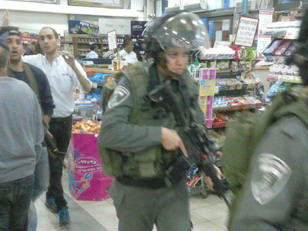 כוחות הביטחון בתוך הסופרמרקט