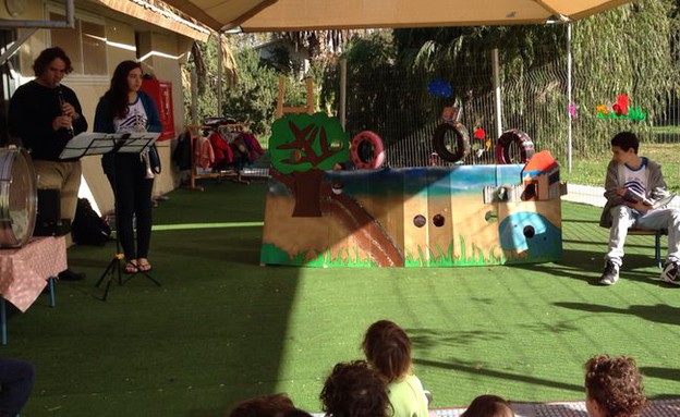 מלווים את הקריאה בנגינה והמחזה. תלמידי כפר גלים