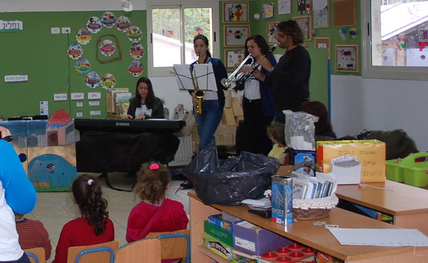 מלווים את הקריאה בנגינה והמחזה. תלמידי כפר גלים