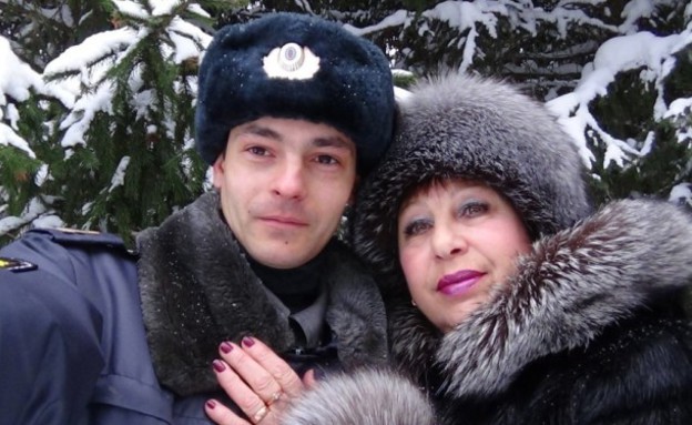 שוטר ואמא ברוסיה (צילום: odnoklassniki.ru)