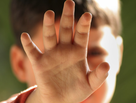 ילד מושיט את ידו בניסיון להתגונן (אילוסטרציה: surely, Thinkstock)