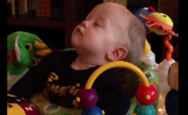 התינוק שלא מחזיק את עצמו ער (צילום: יוטיוב)