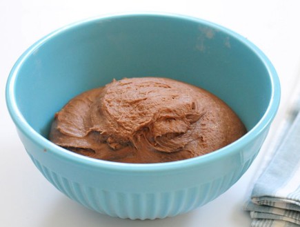 דונאטס שוקולד אפויות עם ציפוי שוקולד - הבצק (צילום: שרית נובק - מיס פטל, mako אוכל)