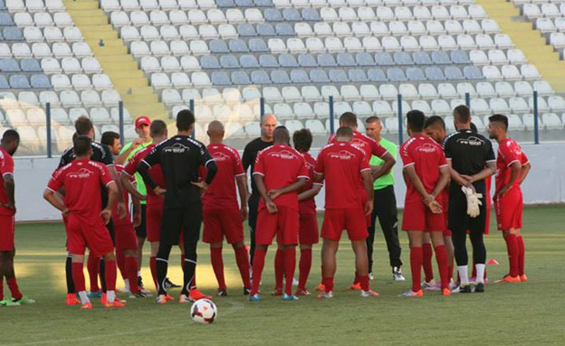 הקבוצה במגרש האימונים, ארכיון (צילום: פייסבוק הפועל תל אביב)