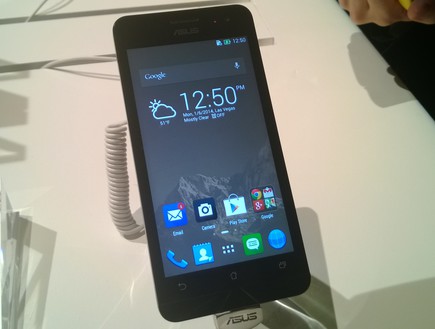 הסמארטפון ZenPhone 5 של Asus (צילום: יאיר מור, NEXTER)