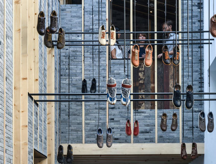 המיטב של 2014 09 נעליים תלויות כמו כביסה לייבוש צי (צילום: Dirk Weiblen)