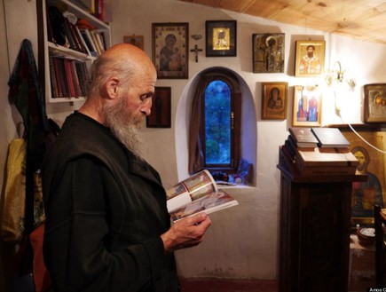 הנזיר שגר על הצוק בגיאורגיה (צילום: Amos Chapple)