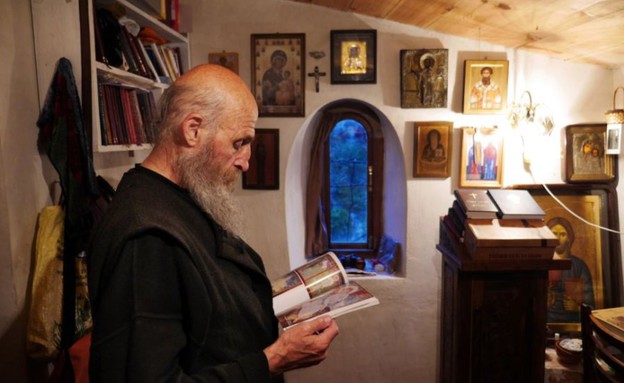 הנזיר שגר על הצוק בגיאורגיה (צילום: Amos Chapple)