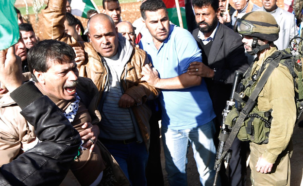 זיאד אבו עין בהפגנה (צילום: רויטרס)