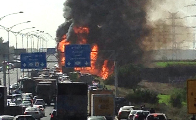 שריפה של מכלית בכביש 1 בירושלים (צילום: חדשות 2)