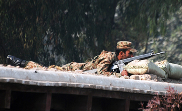צבא פקיסטן צר על בית הספר (צילום: רויטרס)