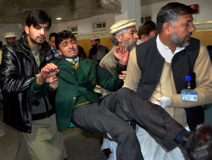 הטבח בבית הספר בפקיסטן (צילום: Sakchai Lalit | AP)