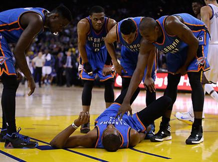 דוראנט על הפרקט, החברים מודאגים (gettyimages). צפו בתקציר (צילום: ספורט 5)