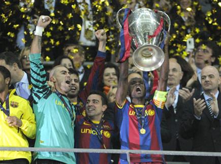 הרגע הגדול בקריירה. אבידל מניף את גביע האלופות ב-2011 (צילום: ספורט 5)