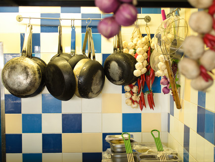 צבעוניות המטבח הפתוח אל חלל המסעדה (צילום: אלכס לובימוב)