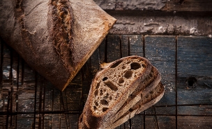 קרום עבה וחלומי. לחם שאור (צילום: אפיק גבאי, לאפות, לבשל, לאהוב)