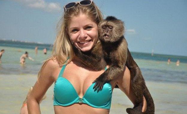 בחורה וקוף (צילום: thechive.com)